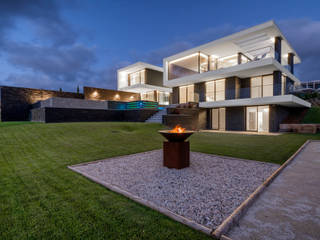 Night view of the villa - Firepit Pascal Millasseau Construction Nowoczesny ogród firepit view night lights outdoor garden deck modern elegante high-end villa house
