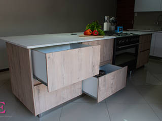 Mr & Mrs Nel Effortless Kitchen, Ergo Designer Kitchens & Cabinetry Ergo Designer Kitchens & Cabinetry Built-in kitchens Engineered Wood White