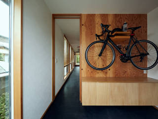 大島の家, ARTBOX建築工房一級建築士事務所 ARTBOX建築工房一級建築士事務所 Eclectic style corridor, hallway & stairs لکڑی Wood effect