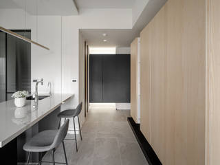 Hong Home | 引光入室 和煦的清透住宅, 有隅空間規劃所 有隅空間規劃所 現代風玄關、走廊與階梯 合板 Wood effect