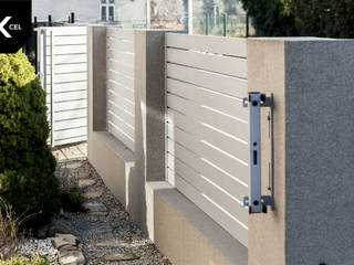 Beige. Nowoczesne ogrodzenie aluminiowe utrzymane w jasnej kolorystyce, XCEL Fence XCEL Fence Jardines delanteros