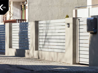 Beige. Nowoczesne ogrodzenie aluminiowe utrzymane w jasnej kolorystyce, XCEL Fence XCEL Fence Палісадник