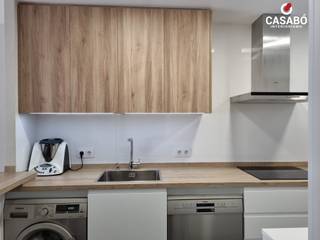 Cocina abierta blanca mate y madera, Casabó interiorismo Casabó interiorismo Cocinas equipadas Aglomerado