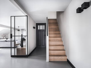 Villa Veluwe, Studio Mariska Jagt Studio Mariska Jagt Modern corridor, hallway & stairs