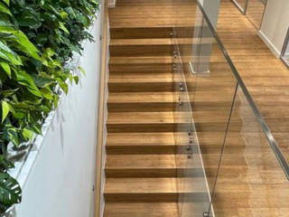 Gerade Treppe mit Winkelstufen in Eichenholz und Glasgeländer, Holzmanufaktur Ballert e.K. Holzmanufaktur Ballert e.K. Treppe