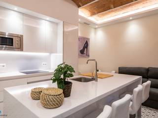 Reforma integral e interiorismo en calle Londres (BCN), Grupo Inventia Grupo Inventia Built-in kitchens Wood-Plastic Composite White