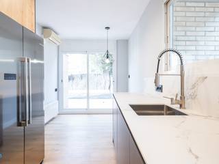 Reforma de casa en Sant Just Desvern (BCN), Grupo Inventia Grupo Inventia Built-in kitchens Wood-Plastic Composite Black