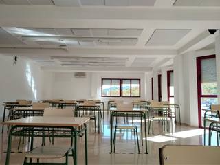 Instalación acústica en Aula de colegio, Deacustica Deacustica ห้องนั่งเล่น