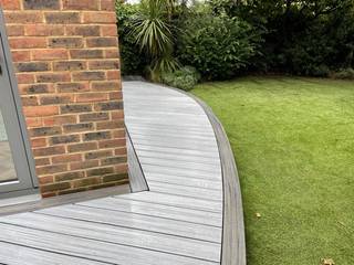 Curved Trex decking, Browns Landscape and Decking Ltd Browns Landscape and Decking Ltd Jardines de estilo moderno