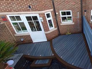 Two colour Curved Trex decking , Browns Landscape and Decking Ltd Browns Landscape and Decking Ltd Jardines modernos Compuestos de madera y plástico