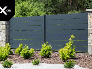 Ecliptica. Ogrodzenie aluminiowe z tradycyjnymi, kamiennymi murkami, XCEL Fence XCEL Fence สวนหน้าบ้าน