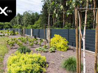 Ecliptica. Ogrodzenie aluminiowe z tradycyjnymi, kamiennymi murkami, XCEL Fence XCEL Fence Front garden