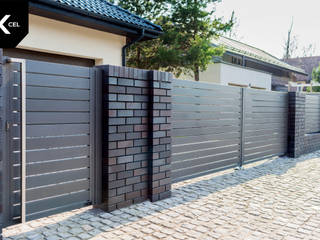 Shades of Bronze. Nowoczesne ogrodzenie z aluminium i cegły klinkierowej, XCEL Fence XCEL Fence Front garden