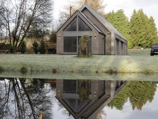 AULTNACOILLE GARAGE, Fiddes Architects Fiddes Architects Garage / Hangar modernes