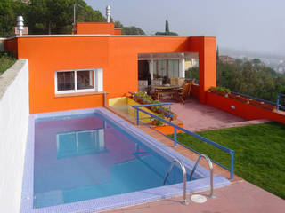 Vivienda unifamiliar con piscina en Premià de Dalt, Xavier Llagostera, arquitecto Xavier Llagostera, arquitecto Single family home Concrete Orange