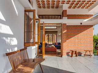 Entheogenic Interior Design, The Vrindavan Project The Vrindavan Project Ingresso, Corridoio & Scale in stile coloniale