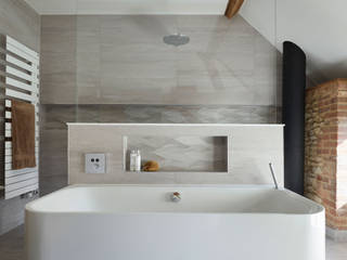 Calm and Cleansing - Luxury master ensuite bathroom, Hobson's Choice Hobson's Choice Modern Banyo Seramik