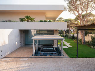 L’ascensore per auto a scomparsa per la villa moderna immersa nella natura, IdealPark Srl IdealPark Srl Double Garage