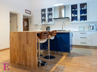 Cobalt Blue & White Shaker Kitchen, Ergo Designer Kitchens & Cabinetry Ergo Designer Kitchens & Cabinetry Встроенные кухни МДФ