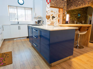 Cobalt Blue & White Shaker Kitchen, Ergo Designer Kitchens & Cabinetry Ergo Designer Kitchens & Cabinetry Einbauküche MDF Blau