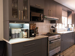 Contemporary Grey Galley Kitchen, Ergo Designer Kitchens & Cabinetry Ergo Designer Kitchens & Cabinetry Küchenzeile Holzwerkstoff Grau