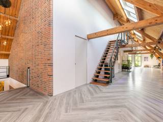 Project Spotlight: Winehouse Steur, a renovation to a historical building, BestFix Schuifdeursystemen BestFix Schuifdeursystemen industrial style corridor, hallway & stairs