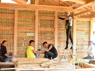 豊田の石場建て（竹小舞から）, 水野設計室 水野設計室 Casas de madera Bambú Verde