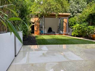 Garden studio in a small garden, Landscaper in London Landscaper in London Arrumos de jardim