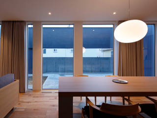 碧空と鈍色の壁, 一級建築士事務所 GLA 一級建築士事務所 GLA Modern dining room