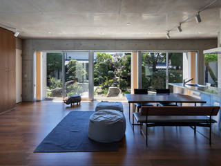 コンクリート打放し「Ｈ型プランの平屋」 – 全ての部屋に光と風を –, 一級建築士事務所アトリエｍ 一級建築士事務所アトリエｍ Modern living room