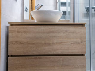 Cuarto de baño reformado en calle Clot (Barcelona), Grupo Inventia Grupo Inventia Mediterrane Badezimmer Holz-Kunststoff-Verbund