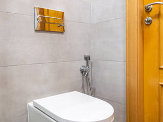 Cuarto de baño reformado en calle Clot (Barcelona), Grupo Inventia Grupo Inventia Mediterranean style bathrooms Tiles Grey