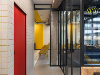 Scuola Guida Pantano - Grottaferrata (RM) , ArchEnjoy Studio ArchEnjoy Studio Commercial spaces Bê tông Yellow