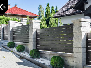 Cascade. Kaskadowe ogrodzenie aluminiowe w kolorze antracytowym, XCEL Fence XCEL Fence Jardines en la fachada