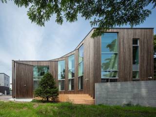 五つの角度の織りなす家 A house of faceted facade, ヒノデザインアソシエイツ ヒノデザインアソシエイツ Houten huis Hout Hout