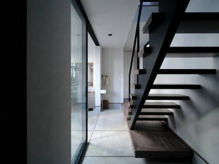 土間のある都市の家, 建築設計事務所 KADeL 建築設計事務所 KADeL Modern corridor, hallway & stairs