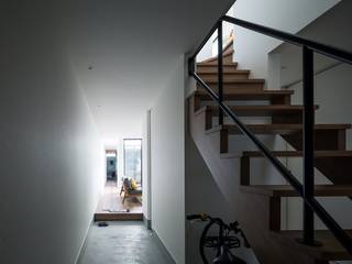 とおり土間のある暮らし, 建築設計事務所 KADeL 建築設計事務所 KADeL Modern corridor, hallway & stairs