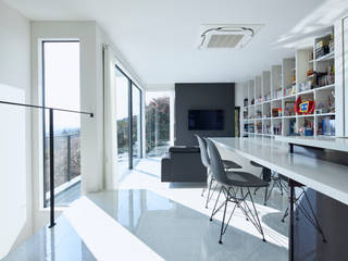 高台にある白い家, 建築設計事務所 KADeL 建築設計事務所 KADeL Modern living room
