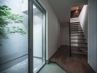 都市のモダンな格子の家, 建築設計事務所 KADeL 建築設計事務所 KADeL Modern corridor, hallway & stairs