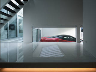 赤い車のある白い家, 建築設計事務所 KADeL 建築設計事務所 KADeL Prefabricated Garage