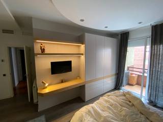Exquisita habitación en tonos Madera y Blanco con juego de Iluminación , DEKMAK interiores DEKMAK interiores 臥室