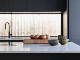 Relaxed Family Home, WN Interiors + WN Store WN Interiors + WN Store Modern kitchen Black