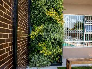 Outdoor Vertical Garden around Pool Wall, Living Green Walls Living Green Walls Piscinas de jardín