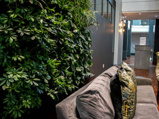 Indoor Vertical Garden in Top Business Block , Living Green Walls Living Green Walls Pasillos, vestíbulos y escaleras tropicales
