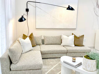 Light and Airy Staged Show Unit, Illuminate Home Staging Illuminate Home Staging Salas de estar minimalistas