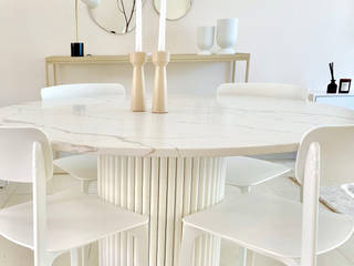 Light and Airy Staged Show Unit, Illuminate Home Staging Illuminate Home Staging Minimalist dining room