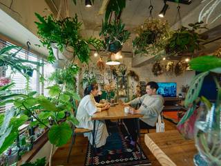 家族でつくる、植物カフェ空間, G-FLAT株式会社（ジーフラット） G-FLAT株式会社（ジーフラット） Country style dining room Wood Wood effect
