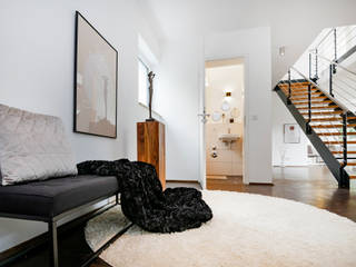 Modern Living , Cornelia Augustin Home Staging Cornelia Augustin Home Staging Modern Corridor, Hallway and Staircase