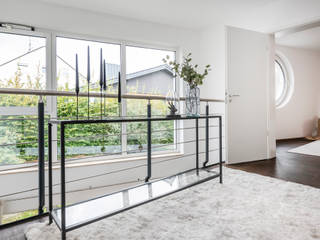 Modern Living , Cornelia Augustin Home Staging Cornelia Augustin Home Staging Nowoczesny korytarz, przedpokój i schody