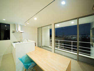 宝塚の高台の家, 建築設計事務所 KADeL 建築設計事務所 KADeL モダンデザインの ダイニング 白色